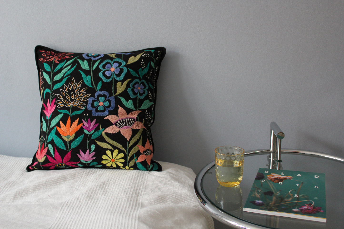 Garden | Håndbroderet pude - Jore Copenhagen