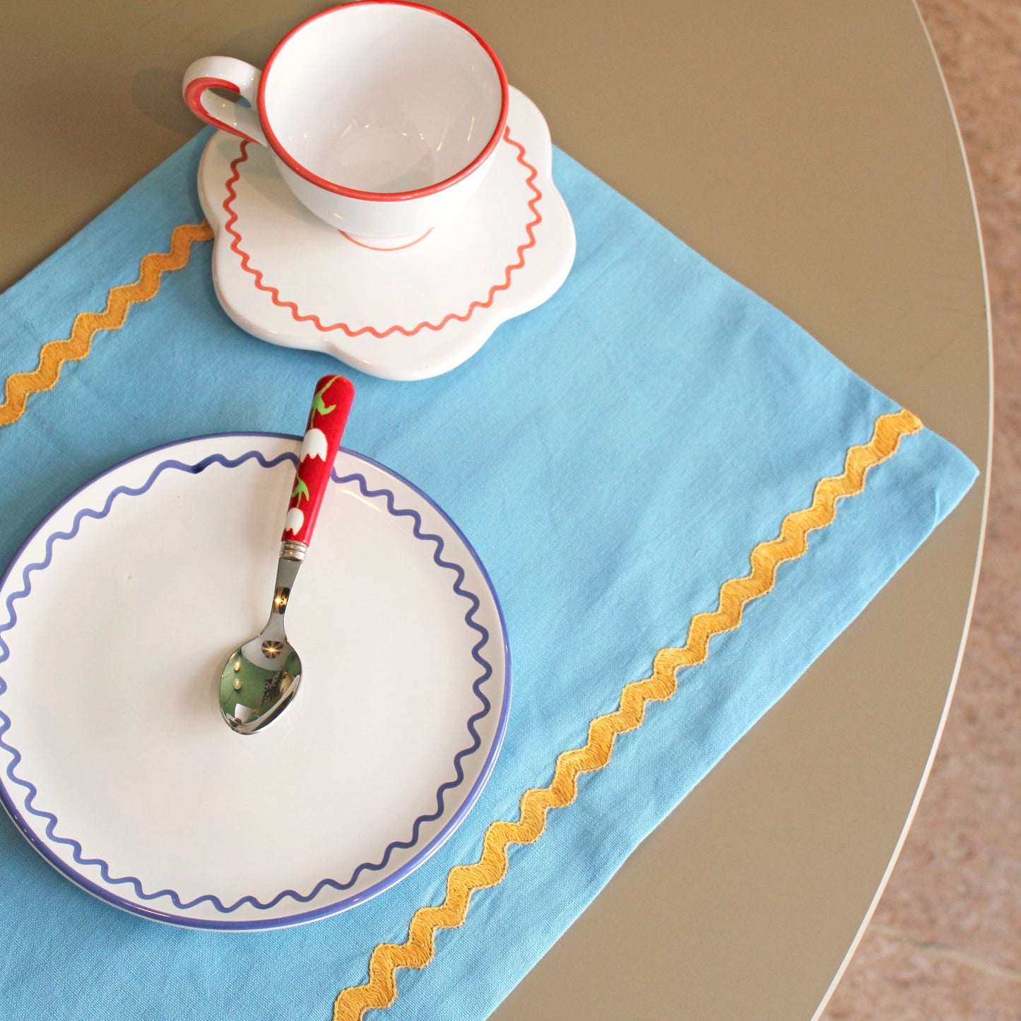 ZigZag | Håndbroderet dækkerserviet, blå - Jore Copenhagen