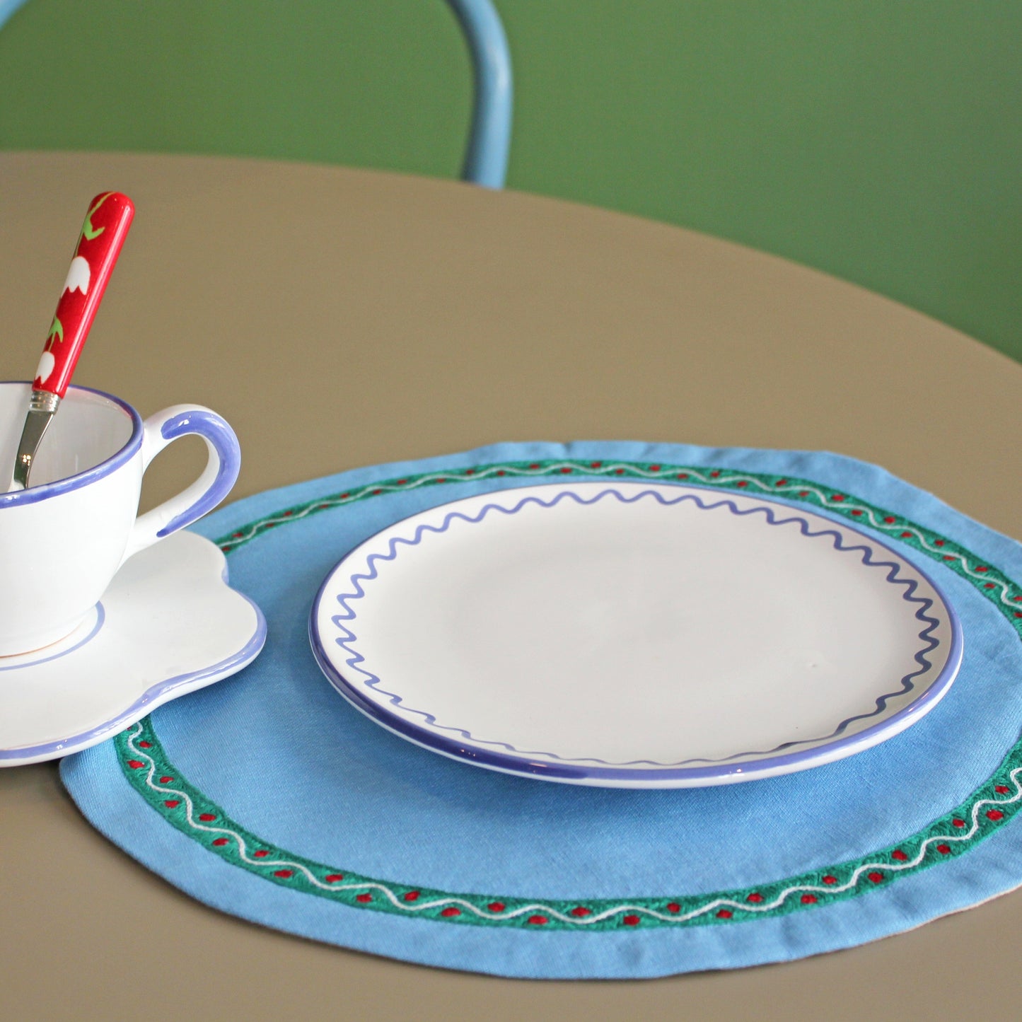 Spaghetti | Rund, håndbroderet dækkeserviet - blå - Jore Copenhagen