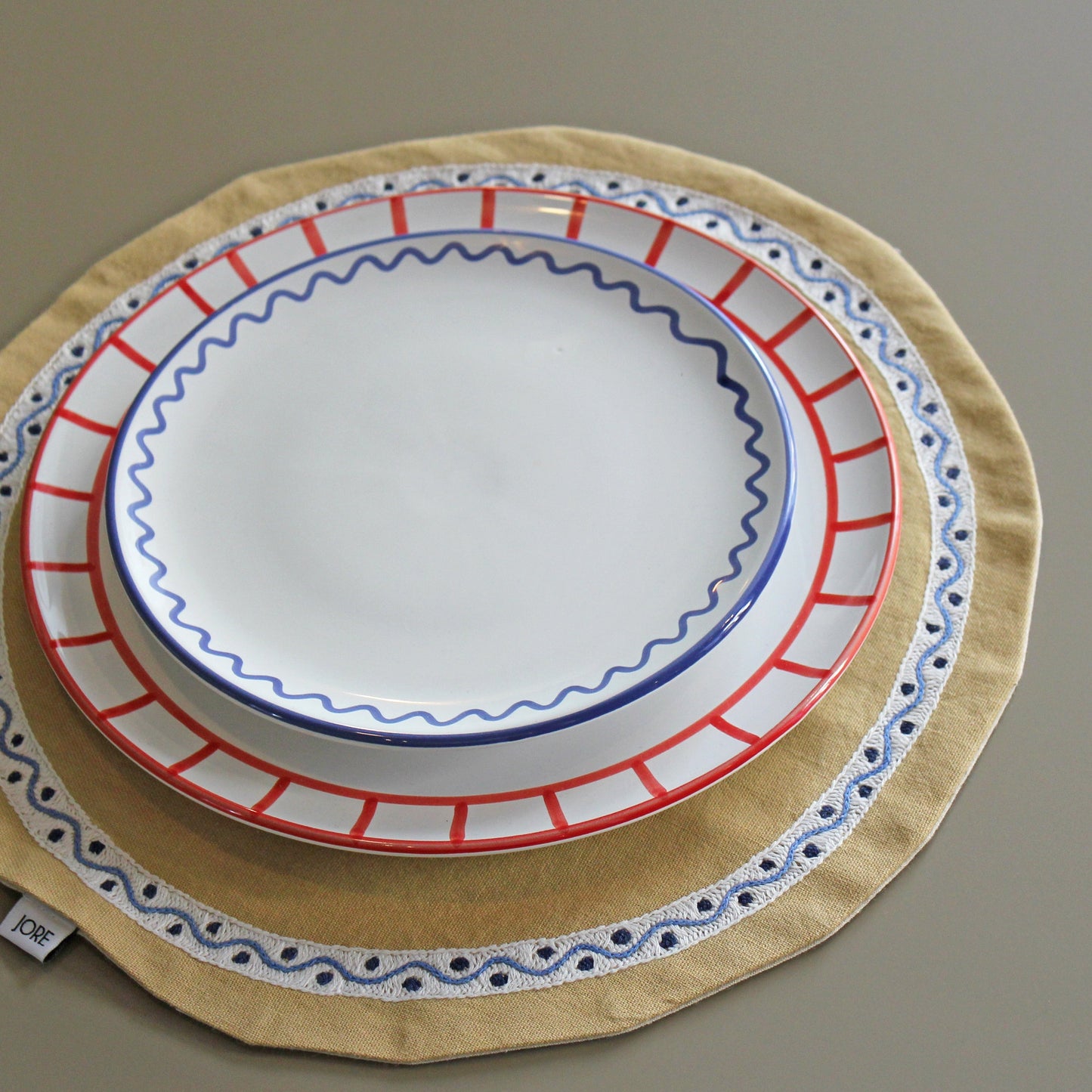 Spaghetti | Rund, håndbroderet dækkeserviet - sand - Jore Copenhagen