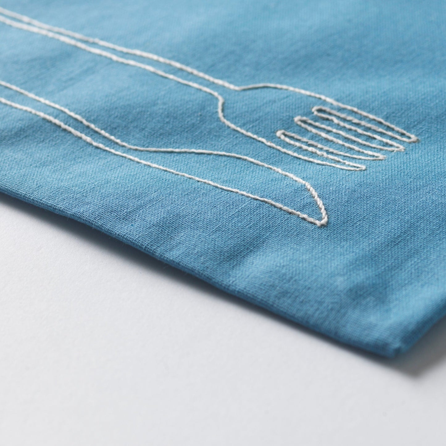 Fork & knife | Håndbroderet dækkeserviet, Azure - Jore Copenhagen